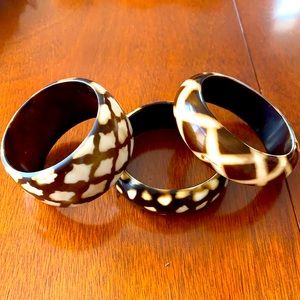 Vintage plastic bangles set it 3